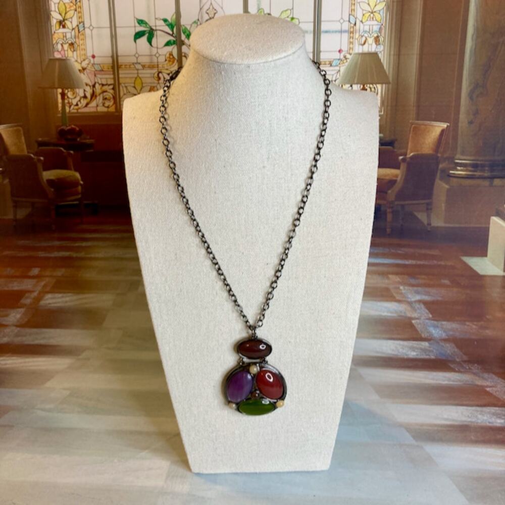 0058 Liz Claiborne Red Purple Green Cabochons on Round Pendant Necklace EUC